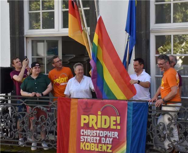 Im Beisein der CSD Organisatoren hissten Oberbürgermeister Langner und Bürgermeisterin Mohrs die Regenbogenfahne. Fotos: HEP