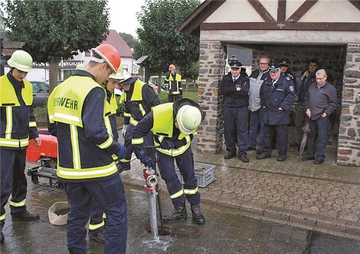 Im Beisein der FFW-Führungsgruppe mit Wehleiter Norbert Reuter und Kreisjugendwart Günter Hammes gab der FFW-Nachwuchs sein Bestes.TE