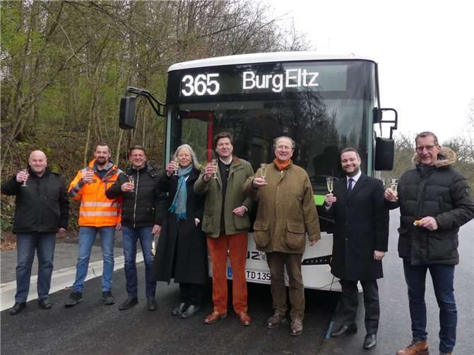 Im Beisein der Grafenfamilie wurde die neue Buslinie 365 nebst Burg-Eltz-Haltestelle eingeweiht.  Fotos: TE