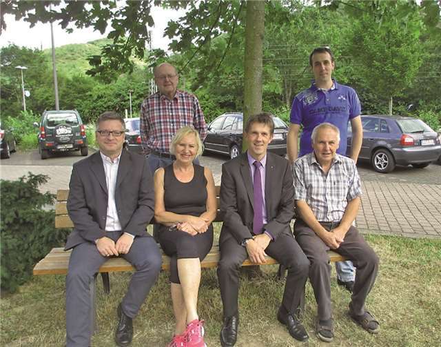 Im Beisein der Initiatoren Hubert Siebel, Gloria Schroeder-Weber und Jörg Einig konnten der Regionalbereichsleiter der Sparkasse Mittelmosel, Frank Michels, Ortsbürgermeister Philipp Thönnes und Klaus-Dieter Einig vom Heimat- und Verkehrsverein jetzt die neuen Bänke ihrer Bestimmung übergeben.privat