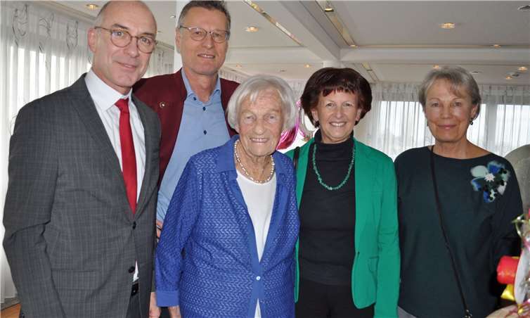 Im Beisein der Kinder Horst Freiberg (2.v.l) und Ellen Schürings (rechts) gratulierten Bürgermeister Bert Spilles und die erste stellvertretende Landrätin Notburga Kunert (4.v.l.) der Jubilarin Lieselotte Freiberg (Mitte). Quelle: Stadt Meckenheim