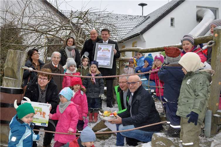 Im Beisein der Löwenzahn-Kinder und zahlreicher Gäste wurde das Kita-Vital-Zertifikat an die städtische Kindertageseinrichtung Löwenzahn übergeben. Stadt Meckenheim