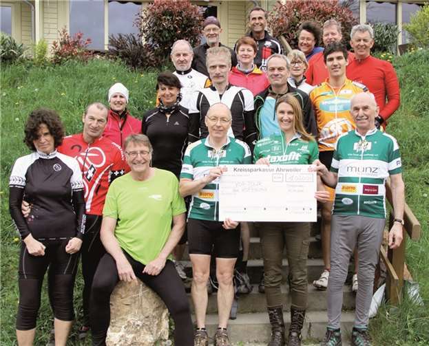 Im Beisein der Teilnehmer an der Tour, mit der die Mountainbike-Saison am Engelner Bahnhof eröffnet wurde, überreichte Rainer Auen Carolin Hingst den Spendenscheck für die „Vor-Tour der Hoffnung“, die krebskranke Kinder und Jugendliche unterstützt.privat