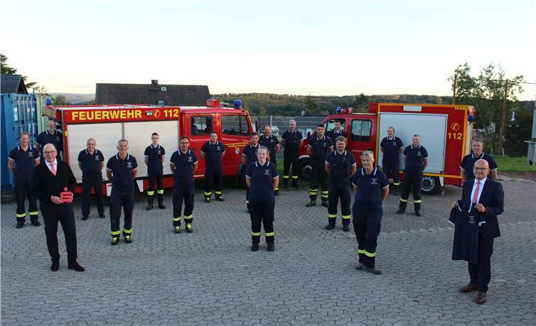 Im Beisein der Vertreter der Kreissparkasse Ahrweiler Christoph Frings und Walter Calenborn konnten die T-Shirts an die Löschgruppen übergeben werden. Foto: privat