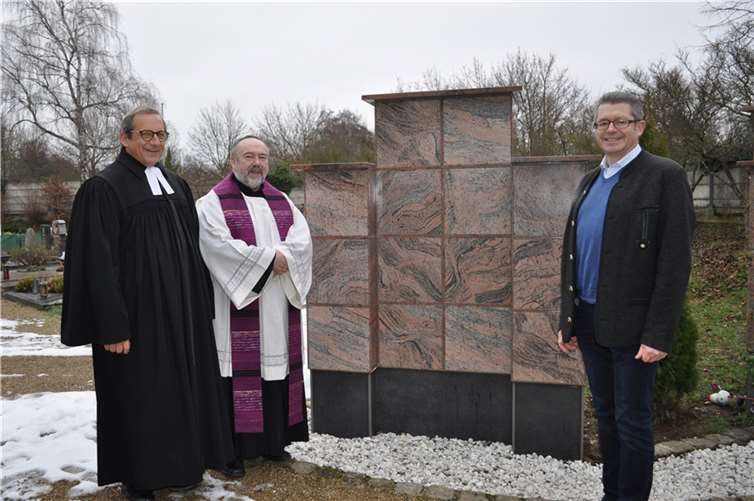 Im Beisein des Ersten Beigeordneten Hans Dieter Wirtz (rechts) segneten Pfarrer Edgar Hoffmann und Pfarrer Franz-Josef Steffl (von links) die neue Urnenwand mit ihren 14 Würfeln auf dem Friedhof Bonner Straße ein. Foto: Stadt Meckenheim