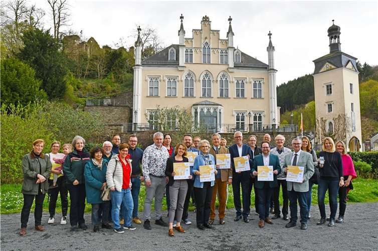 Im Beisein des Fürstenpaars Alexander und Gabriela zu Sayn-Wittgenstein-Sayn (Mitte) und vieler weiterer Gäste eröffnete Landrat Dr. Alexander Saftig (4.v.r.) im Schlosspark Sayn die erste „Digitale Wanderung“ im Landkreis Mayen-Koblenz.  Foto: Kreisverwaltung MYK/Damian Morcinek