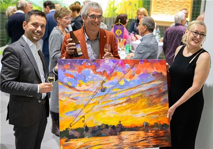 Im Beisein des Koblenzer Oberbürgermeisters David Langner, der Künstlerin und vieler geladener Gäste wurde die Kreation im Weinforum der Koblenz Touristik präsentiert. Foto: Johann Thiessen, Koblenz