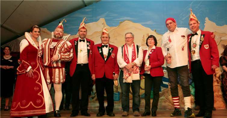 Im Beisein des Prinzenpaares und des ersten Vorsitzenden Michael Pauly wurden die anwesenden langjährigen Mitglieder geehrt.Fotos: SES