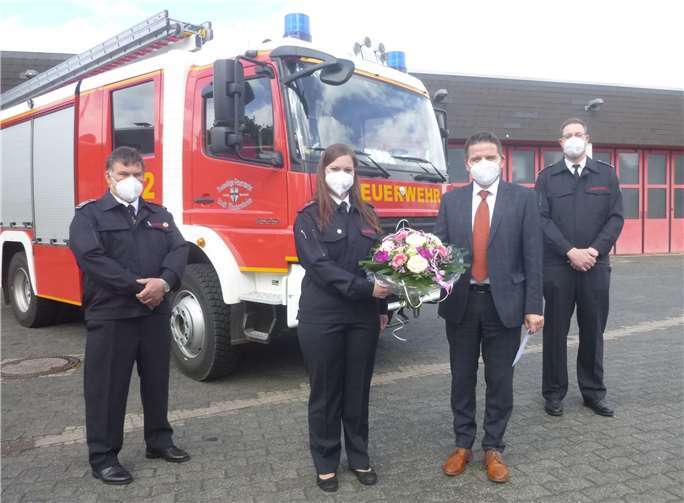 Im Beisein des Wehrleiters Günter Wiegershaus (links) und des Löschzugführers Thomas Ludwig (rechts) gratuliert Bürgermeister Holger Jung (3.v.l.) der künftigen Brandmeisterin Sarah Wiegershaus herzlich.Foto: Stadt Meckenheim