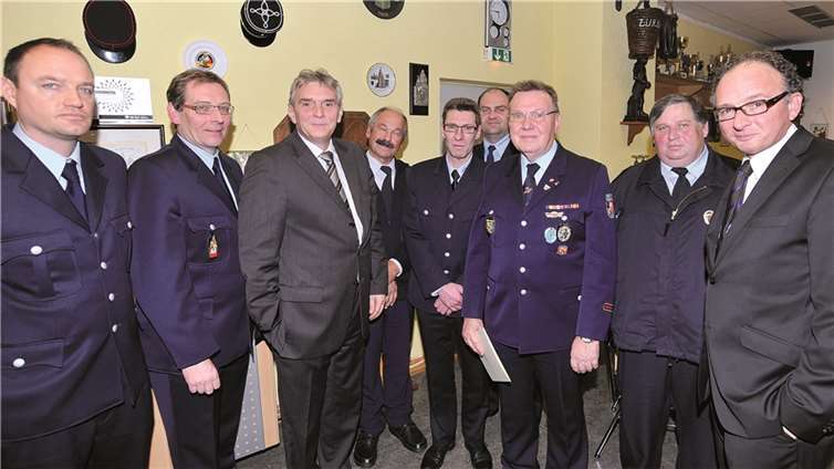 Im Beisein des stellvertretenden Wehrleiters Marc Ackermann (l.), von Wehrleiter Rainer Adams (2.v.l.), Bürgermeister Claus Peitz (3.v.l.), Kreisfeuerwehrinspekteur Walter Weber (4.v.l.), des stellvertretenden Wehrleiters Rüdiger Seibel (5.v.l.) und von Oberbürgermeister Achim Hütten (r.) wurden Reiner Stölzgen (2.v.r.) und Bernd Ulmen (4.v.r.) mit dem Silbernen Feuerwehr-Ehrenzeichen ausgezeichnet sowie Hans-Peter Brandt verabschiedet.Stadtverwaltung/Maurer