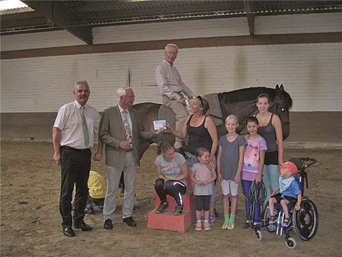 Im Beisein einer kleinen Voltigier-Therapiegruppe überreichte der Präsident des Lions Clubs Bonn-Rhenobacum, Joachim Krüger, einen Scheck über 500 Euro an die Leiterin des Therapiebereichs im Verein „Voltigier- und Reitsportfreunde Rheinbach“, Frau Birgit Schneider -te Grotenhuis. Pastpräsident Stefan Raetz freute sich über die kunstvollen Vorführungen der inklusiven Gruppe. Activitybeauftragter Rolf Hüttel bestätigte hoch zu Ross die Griffigkeit des Voltigier-Therapiegurts. privat