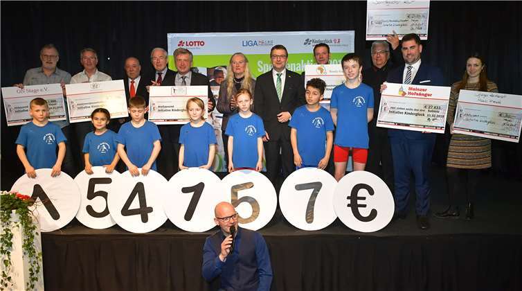 Im Beisein großzügiger Spender: Magnus Schneider (Vorstandsvorsitzender der Lotto-Stiftung, hinten 3.v.l.), Gernot Mittler (Vorsitzender des Stiftungsrates, 4.v.l.), Monika Sauer (Mitglied der Lotto-Gesellschafterversammlung, 6.v.l.), Jürgen Häfner (Lotto-Geschäftsführer, 6.v.r).LOTTO RLP