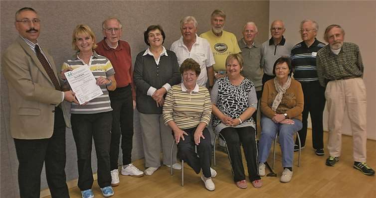 Im Beisein ihrer Sportgruppe überreichte der 1. Vorsitzende des TV 06 Bad Neuenahr Markus Denschlag (links) der Übungsleiterin Angelika Wunder (Zweite v. l) die Zertifizierungsurkunde.Privat