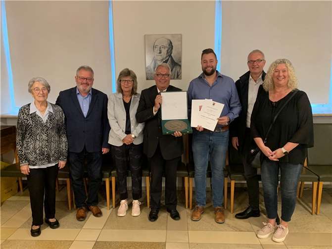 Im Beisein seiner Familie bekam Klemens Breitenbach die Freiherr-vom-Stein-Plakette überreicht.  Foto: Mira Bind / Stadtverwaltung Lahnstein
