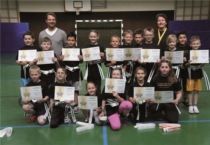 Im Beisein vieler Eltern fand das Projekt seinen Abschluss durch die Gürtelprüfung, bei der den Schülern die erfolgreiche Teilnahme durch die Überreichung des weißen Gürtels und einer Urkunde bestätigt wurde. privat