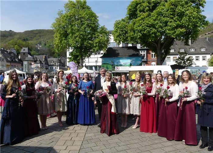 Im Beisein von 16 Weinmajestäten eröffnete Weinbergpfirsich-Fee Annabell mit Stadtbürgermeister Walter Schmitz den beliebten Blütenmarkt.  Foto: TE