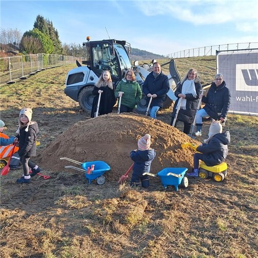 Im Beisein von Architektin Heike Veith aus dem Remagener Planungsbüro rwk, Aleksandra Krol und Sabine Frechen von der KiTa Bandorf sowie einigen begeisterten Kindern, konnte Bürgermeister Björn Ingendahl mit dem lang ersehnten Spatenstich die Bauphase eröffnen. Foto: Nicole Kostrewa