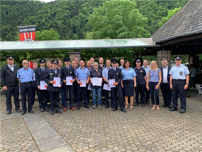 Im Beisein von BM Wolfgang Lambertz und FFW-Führungskräften erhielten 19 Prüflinge das Feuerwehrleistungsabzeichen in Silber. Fotos: TE
