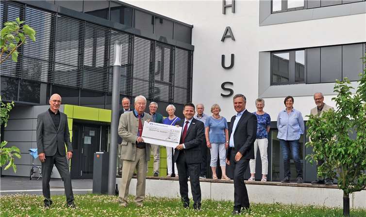 Im Beisein von Bert Spilles (l.) und Burchard Kraus (vorne re.) sowie des Bürgerverein-Vorstandes (im Hintergrund) übergab Jens Biesterfeldt (vorne 2.v.l.) den Scheck an Holger Jung (vorne 3.v.l).Quelle: Bürgerstiftung Meckenheim