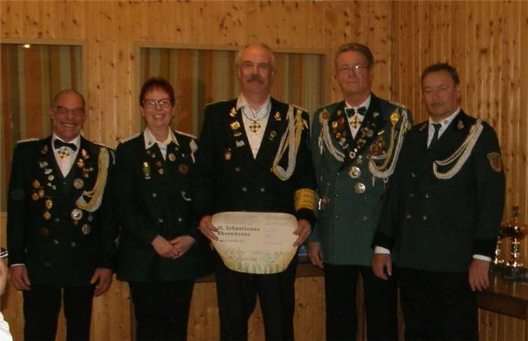 Im Beisein von Brudermeister Hans Werner Schneider, dem zweiten Brudermeister Albert Meurer und dem Schießmeister Horst Günter Krajewski nahm die stellvertretende Bezirksbundesmeisterin Gertrud Otto die Ehrung von Gerhard Greßler vor. privat