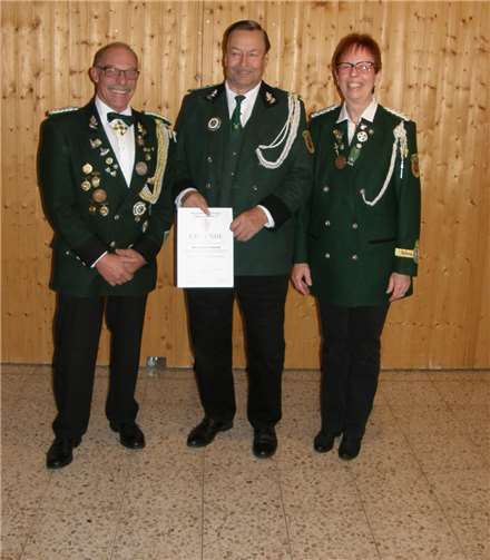 Im Beisein von Brudermeister Hans Werner Schneider nahm die stellvertretende Bezirksbundesmeisterin Gertrud Otto die Ehrung des sichtlich überraschten Schützenbruders Horst Günter Krajewski vor.privat