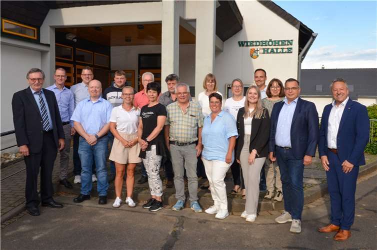 Im Beisein von Bürgermeister Hans-Werner Breithausen wurden die neuen Ratsmitgliedeer durch den noch amtierenden Ortsbürgermeister Ferdi Wittlich verpflichtet und ins Amt eingeführt.  Foto: Susanne Mohr/mohr&more