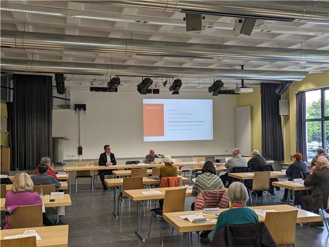Im Beisein von Bürgermeister Peter Jung (hinten links) blickte der scheidende Neuwieder Seniorenbeirat gemeinsam auf eine überaus erfolgreiche Amtszeit zurück. Foto: Sandra Mette