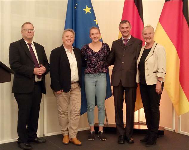 Im Beisein von Bürgermeisterin Ulrike Mohrs (2.v.li.) erhielt die Koblenzer Ausnahmeathletin Celina Leffler (Mitte) die Sportplakette des Landes Rheinland-Pfalz. Quelle: Stadt Koblenz