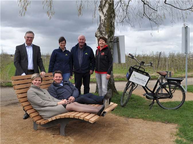 Im Beisein von Burchard Kraus, Andrea und Matthias Cremerius sowie Monique Lebahn (stehend von links) nehmen Sonja Hertel und Bürgermeister Holger Jung auf der neuen Bank Platz. Foto: Stadt Meckenheim