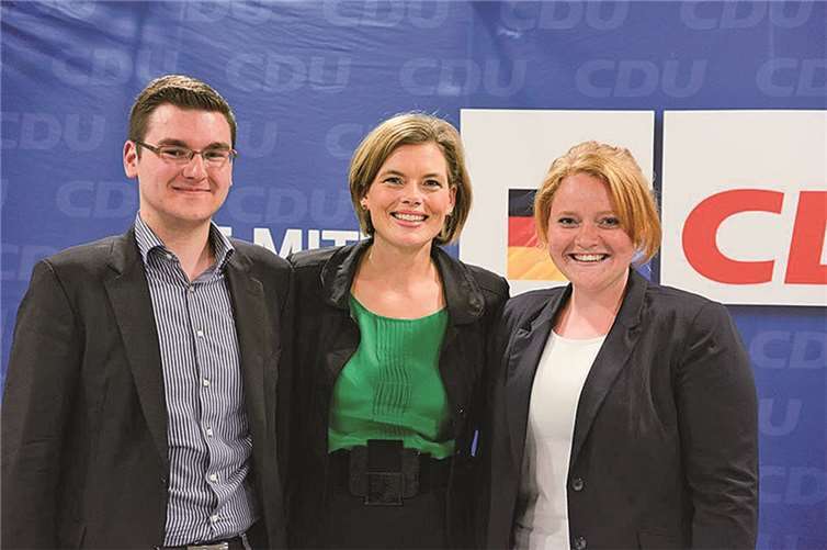 Im Beisein von CDU-Landeschefin Julia Klöckner (M.) freuten sich Natalja Koek und Dennis Falterbaum auf die kommenden Aufgaben beim Nachwuchsförderprogramm der rheinland-pfälzischen CDU. privat