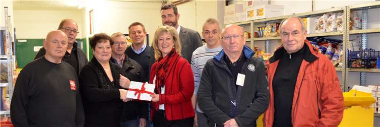 Im Beisein von Caritasdirektor Frank Zenzen und von Karin Steffens sowie der ehrenamtlichen Helfer überreichte die CDU-Landtagsabgeordnete Anke Beilstein das Geld.privat