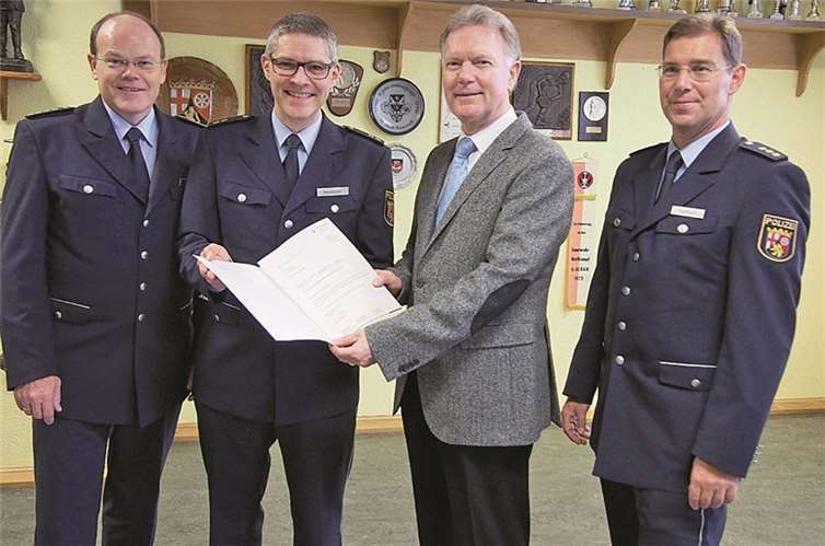 Im Beisein von Christoph Semmelrogge (Leiter der Abteilung Polizeieinsatz, links) und Thomas Fischbach (Leiter der Polizeidirektion Koblenz, r.) überreichte Polizeipräsident Wolfgang Fromm (2.v.r.) dem neuen Leiter der PI Andernach, Björn Neureuter (2.v.l.), die Ernennungsurkunde des Ministers.