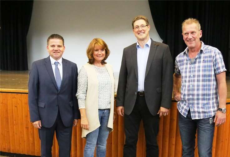 Im Beisein von Claudia Hessler und Peter Hauck führte Meckenheims Erster Beigeordneter Holger Jung Dirk Bahrouz in sein neues Amt ein.StF