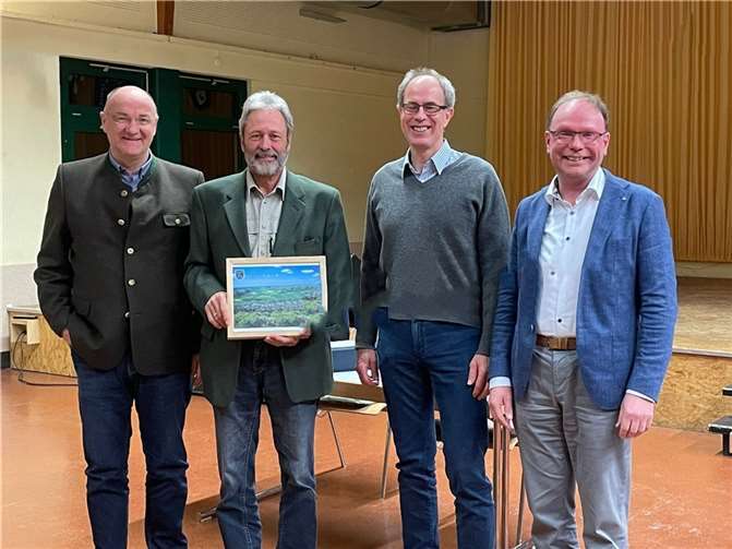 Im Beisein von Forstamsleiter Uwe Hoffmann (li.) und dem neuen Revierförster Gregor Nassen (3.v.l.) dankte Ortsbürgermeister Thomas Boden (rechts) Revierförster Hans Werner Neitzert (2.v.l.), der in den wohlverdienten Ruhestand wechselt, für seine 41-jährige Arbeit für die Gemeinde Roßbach. Quelle: Ortsgemeinde Roßbach/Wied