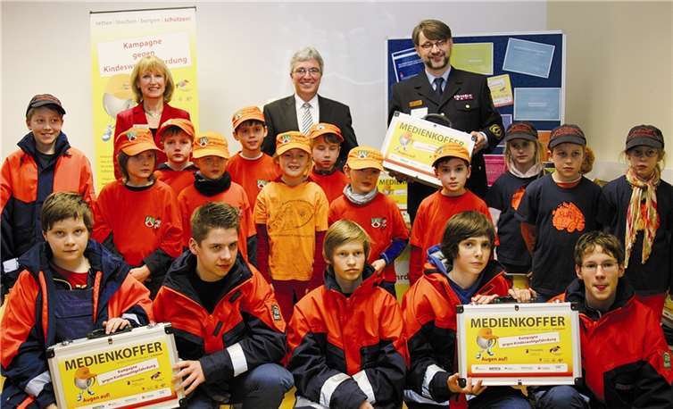 Im Beisein von Koblenz Bürgermeisterin Marie Theres Hammes-Rosenstein, Innenminister Roger Lewentz und des Präsidenten des Landesfeuerwehrverbandes (LFV) Rheinland-Pfalz, Frank Hachemer, wurden die Kampagne "Augen auf!" gestartet.privat