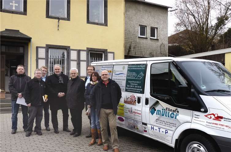 Im Beisein von Manfred Röser und Thorsten Grimm (ATV-Seniorenbetreuung Kruft), der Eheleute Mohr (Schreinerei Mohr), Diakon Friedel May und Joachim Plitzko (Vorsitzender des Pfarreienrats) wurde der neue Kleinbus „Fridolin“ eingesegnet. SF
