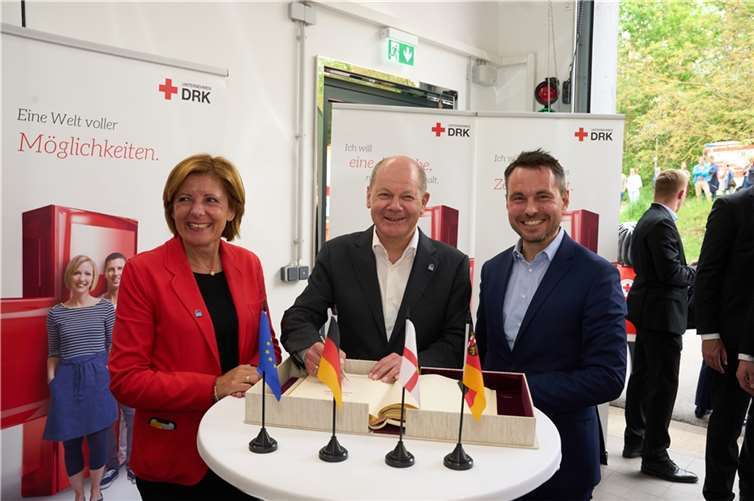 Im Beisein von Ministerpräsidentin Malu Dreyer (li.) und dem Koblenzer Oberbürgermeister David Langner (re.) trug sich Bundeskanzler Olaf Scholz in das Goldene Buch der Stadt Koblenz ein.  Foto: Staatskanzlei RLP/Thomas Frey