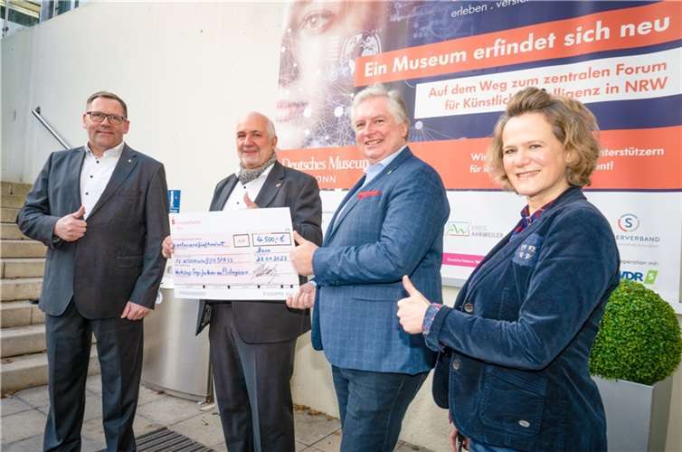 Im Beisein von Museumsleiterin Andrea Niehaus (re.) überreicht Lions Distrikt-Governor Frank Rabenschlag (2. v. re.) den Spendencheck für WISSENschaf(f)t SPASS an die Vorstandsmitglieder Andreas Münch (li.) und Antonio Casellas (2.v.li.). Foto: Westhoff/WISSENschaf(f)t SPASS