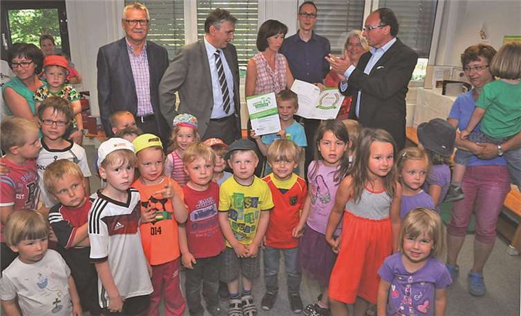 Im Beisein von Oberbürgermeister Achim Hütten und Bürgermeister Claus Peitz wurde Kita-Leiterin Heike Neumann-Dittrich das Zertifikat „Haus der kleinen Forscher“ überreicht.  Stadtverwaltung/Maurer