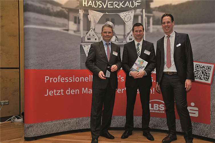 Im Beisein von Odo Schmidgen (l.), verantwortlich für den Bereich Immobilien bei der KSK Ahrweiler, wurde Edgar Heinen von LBS-Geschäftsführer Thorsten Griebel (r.) als erfolgreichster rheinland-pfälzischer Immobilienmakler ausgezeichnet.privat