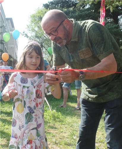 Im Beisein von Ortsbürgermeister Peter Moskopp wurde die „Entdeckerinsel am Bach“ durch die Kinder eingeweiht. privat