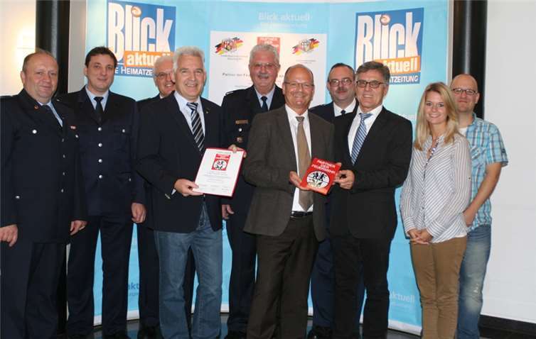 Im Beisein von Vertretern des Kreisfeuerwehrverbandes Ahrweiler e.V. überreichten Eduard Krahe, Verbandsvorsitzender, und Sinzigs Bürgermeister Wolfgang Kroeger, Urkunde und Förderschild „Partner der Feuerwehr“ an Peter, Hermann und Susanne Krupp.U. Weiner