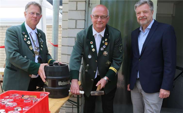 Im Beisein von Vizebürgermeister Michael Sperling schlugPräsident Matthias Klemmer das erste Fass Freibier an