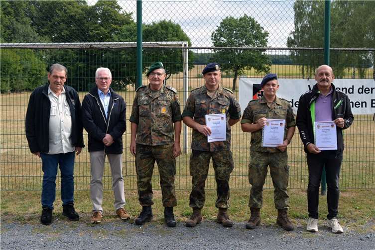 Im Beisein von Volker Mendel (Verbandsbürgermeister Puderbach) und Wolfgang Theis (Ortsbürgermeister Steimel) konnte Klaus Grollius die Kameraden Sascha Vohl, Jan Thieme und Mike Broszeit für 20-jährige Mitgliedschaft ehren. Quelle: Reservistenkameradschaft Dreisbacher Land