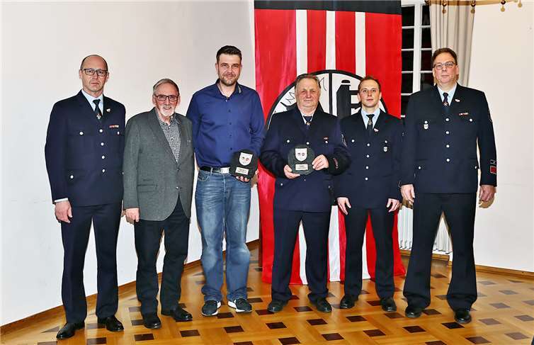 Im Beisein von Wehrleiter Dieter Merten (li.), VBG Beigordneter Jürgen de Temple (2.v.li), Wehrführer Ernst Krämer (re.), stellvertr. Wehrführer Rene Lenzen( 2.v.re.) wurden langjährige Wehrmänner geehrt: Volker Wilden (ab 3. v.li.) für 25 Jahre und Hans Beyer für 60 Jahre und zum 80. Geburtstag.