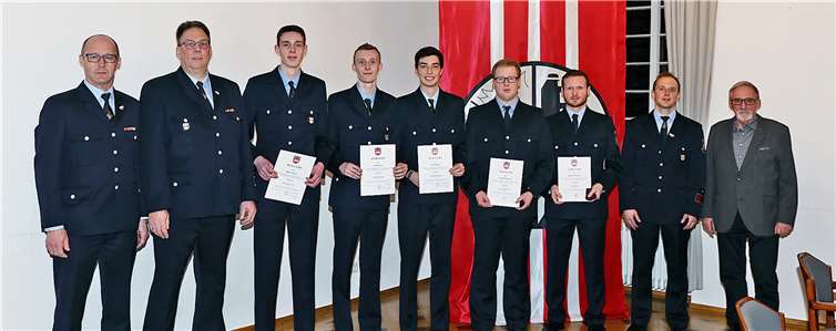 Im Beisein von Wehrleiter Dieter Merten (li.), Wehrführer Ernst Krämer (2.v.li), VBG Beigordneter Jürgen de Temple (re), stellvertr. Wehrführer Rene Lenzen (2.v.Re) wurden zum Oberfeuerwehrmann ernannt: Martin Krämer (ab 3. v.li.), Alex Krämer, David Wagner, David Müller-Feyen und Florian Lehmann.Fotos: -SES-