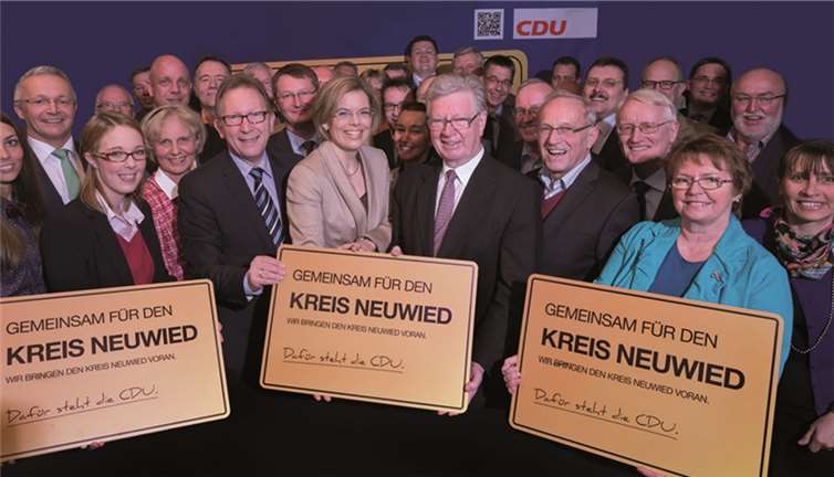 Im Beisein von der Landesvorsitzenden Julia Klöckner (M.) freuen sich Erwin Rüddel und die Kandidatinnen und Kandidaten der CDU über das erfreuliche Abschneiden ihrer Partei bei den diesjährigen Kommunalwahlen. privat