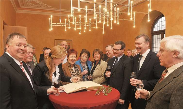 Im Beisein zahlreicher Vertreter aus Politik und Gesellschaft trug sich Julia Bertram in Goldene Buch ihres Heimatlandkreises ein. privat