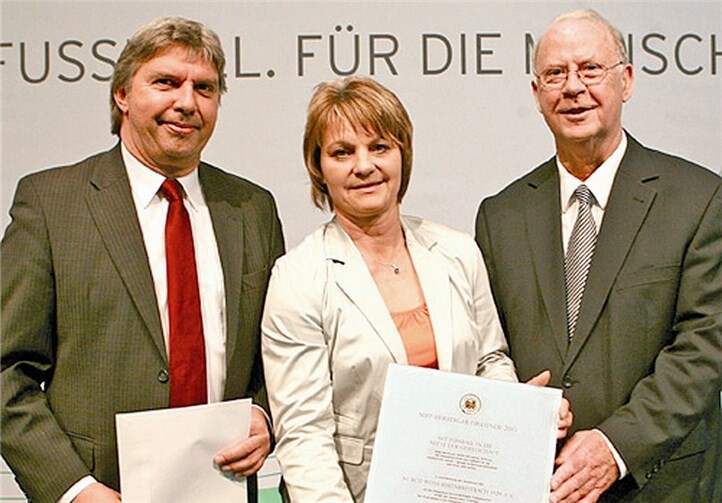 Im Bereich Behindertenfußball erhält der SV Rheinbreitbach die Sepp-Herberger-Urkunde in Mannheim.privat