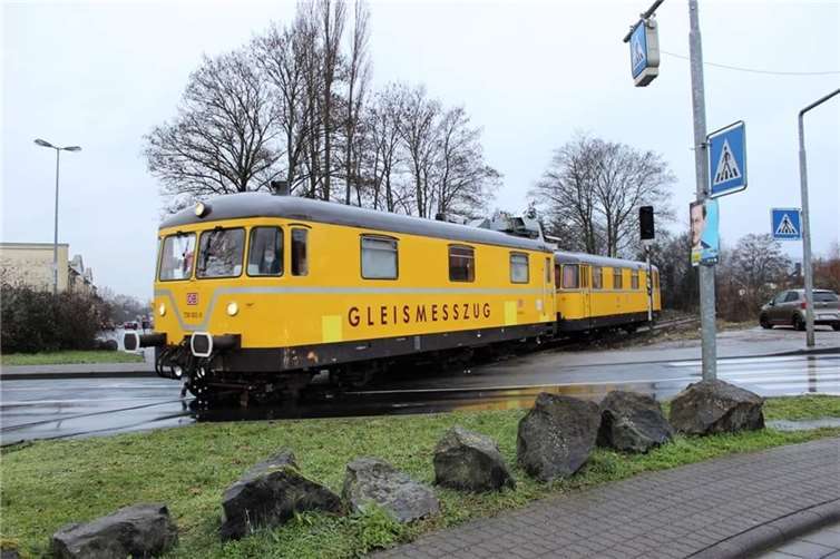 Im Bereich Kreisel B 42 konnte eine Baustelle genutzt werden, um die Spurrillen im Asphalt frei zu fräsen, damit ein Gleismesszug die gesamte Strecke befahren konnte. Foto: Verein Brexbachtalbahn
